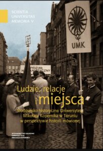 “Ludzie, relacje i miejsca. Środowisko historyczne Uniwersytetu Mikołaja Kopernika w Toruniu w perspektywie historii mówionej”, red. H. Ciechanowski, W. Piasek, A. Strehlke, Wydawnictwo Naukowe UMK, 2026, ss. 160.
